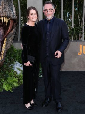 Isabelle Trevorrow ve kocası / Amerikalı film yapımcısı Colin Trevorrow, 6 Haziran 2022 'de Hollywood, Los Angeles, Kaliforniya, ABD' de bulunan TCL Çin Tiyatrosu IMAX 'te düzenlenen Universal Pictures' Jurassic World Dominion 'un Los Angeles galasına geldiler..