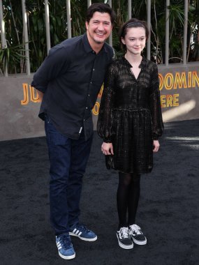 Amerikalı aktör Ken Marino ve kızı Ruby Marino, 6 Haziran 2022 'de Hollywood, Los Angeles, Kaliforniya, ABD' de bulunan TCL Çin Tiyatrosu IMAX 'te düzenlenen Universal Pictures' ın 'Jurassic World Dominion' adlı filminin Los Angeles galasına geldiler..