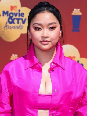 Valentino giyen Amerikalı aktris Lana Condor, 5 Haziran 2022 'de Santa Monica, Los Angeles, Kaliforniya' da düzenlenen The Barker Hangar 'da düzenlenen MTV Movie ve TV Ödülleri' ne geldi..