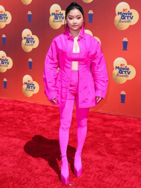 Valentino giyen Amerikalı aktris Lana Condor, 5 Haziran 2022 'de Santa Monica, Los Angeles, Kaliforniya' da düzenlenen The Barker Hangar 'da düzenlenen MTV Movie ve TV Ödülleri' ne geldi.. 