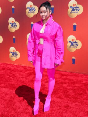 Valentino giyen Amerikalı aktris Lana Condor, 5 Haziran 2022 'de Santa Monica, Los Angeles, Kaliforniya' da düzenlenen The Barker Hangar 'da düzenlenen MTV Movie ve TV Ödülleri' ne geldi.. 