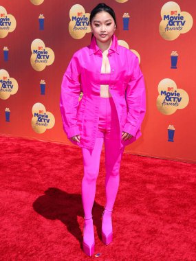 Valentino giyen Amerikalı aktris Lana Condor, 5 Haziran 2022 'de Santa Monica, Los Angeles, Kaliforniya' da düzenlenen The Barker Hangar 'da düzenlenen MTV Movie ve TV Ödülleri' ne geldi..