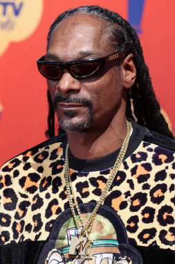 Amerikalı rapçi Snoop Dogg (DJ Snoopadelic, Calvin Cordozar Broadus Jr.), 5 Haziran 2022 'de The Barker Hangar' da düzenlenen 2022 MTV Film ve TV Ödülleri 'ne geldi.. 