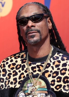 Amerikalı rapçi Snoop Dogg (DJ Snoopadelic, Calvin Cordozar Broadus Jr.), 5 Haziran 2022 'de The Barker Hangar' da düzenlenen 2022 MTV Film ve TV Ödülleri 'ne geldi.. 
