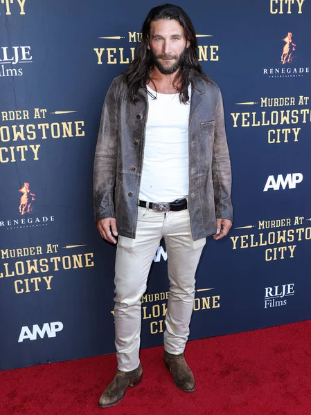 Amerikalı film oyuncusu Zach McGowan, 23 Haziran 2022 'de Los Angeles, Kaliforniya, ABD' de bulunan Harmony Gold Tiyatrosu 'nda düzenlenen RLJE Filmcilik' in Los Angeles prömiyerine geldi..