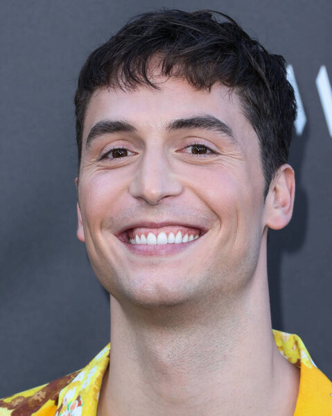 Американский комик Бенито Скиннер (Benito Skinner) прибыл на летнюю вечеринку в студии Universal Studios Backlot 11 июня 2022 года в Юниверсал-Сити, Лос-Анджелес, Калифорния, США. 