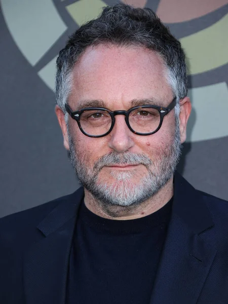 Amerikalı film yapımcısı Colin Trevorrow, 11 Haziran 2022 'de Universal Studios Backlot' ta düzenlenen Charlize Theron Africa Yardım Projesine (CTAOP) ulaştı.. 