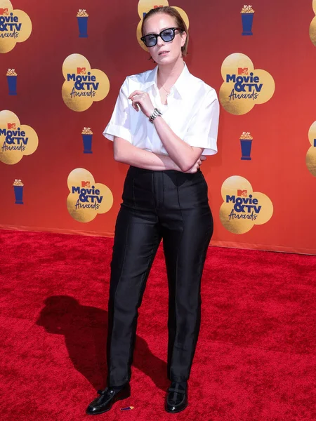 アメリカのコメディアン ハンナ アイニンバインダーが2022年6月5日にカリフォルニア州ロサンゼルスのサンタモニカで開催された2022 Mtv Movie Awardsに到着した — ストック写真