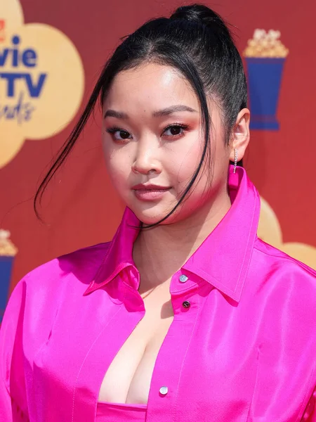 Die Amerikanische Schauspielerin Lana Condor Trägt Valentino Bei Der Verleihung — Stockfoto