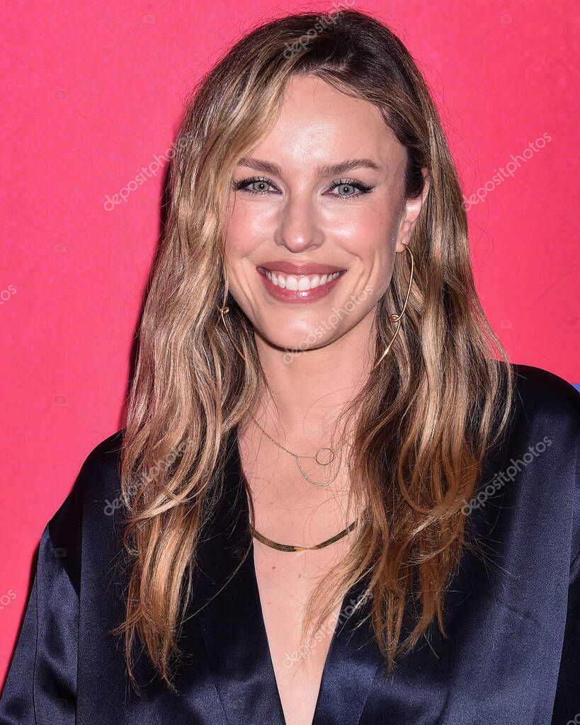 La actriz australiana Jessica McNamee llega a la Gala de Artes 2022 de