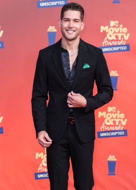 5 Haziran 'da yayınlanan bu resimde Dom Fenison 2022 MTV Film ve TV Ödülleri' ne ulaşır: Santa Monica, Los Angeles, Kaliforniya, ABD 'deki Barker Hangar' da UNSCRIPTED. 