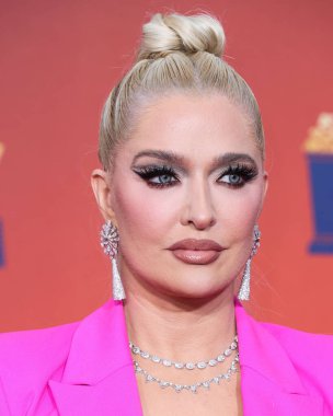 5 Haziran 'da yayınlanan bu resimde, Amerikalı şarkıcı Erika Jayne 2022 MTV Film ve TV Ödülleri' ne ulaştı: Santa Monica, Los Angeles, Kaliforniya, ABD 'deki Barker Hangar' da UNSCRIPTED. 