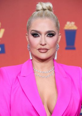 5 Haziran 'da yayınlanan bu resimde, Amerikalı şarkıcı Erika Jayne 2022 MTV Film ve TV Ödülleri' ne ulaştı: Santa Monica, Los Angeles, Kaliforniya, ABD 'deki Barker Hangar' da UNSCRIPTED. 