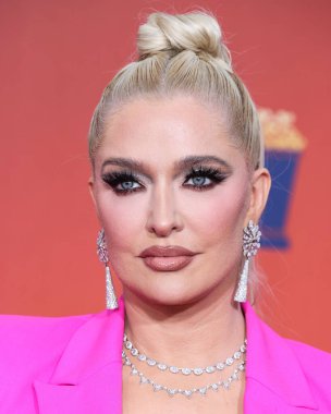 5 Haziran 'da yayınlanan bu resimde, Amerikalı şarkıcı Erika Jayne 2022 MTV Film ve TV Ödülleri' ne ulaştı: Santa Monica, Los Angeles, Kaliforniya, ABD 'deki Barker Hangar' da UNSCRIPTED. 