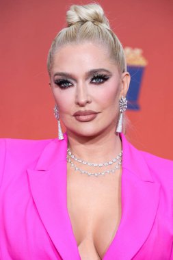5 Haziran 'da yayınlanan bu resimde, Amerikalı şarkıcı Erika Jayne 2022 MTV Film ve TV Ödülleri' ne ulaştı: Santa Monica, Los Angeles, Kaliforniya, ABD 'deki Barker Hangar' da UNSCRIPTED.