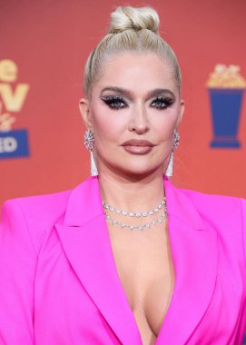 5 Haziran 'da yayınlanan bu resimde, Amerikalı şarkıcı Erika Jayne 2022 MTV Film ve TV Ödülleri' ne ulaştı: Santa Monica, Los Angeles, Kaliforniya, ABD 'deki Barker Hangar' da UNSCRIPTED. 
