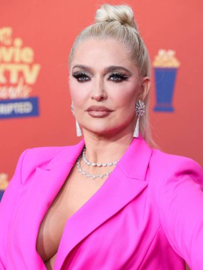 5 Haziran 'da yayınlanan bu resimde, Amerikalı şarkıcı Erika Jayne 2022 MTV Film ve TV Ödülleri' ne ulaştı: Santa Monica, Los Angeles, Kaliforniya, ABD 'deki Barker Hangar' da UNSCRIPTED. 
