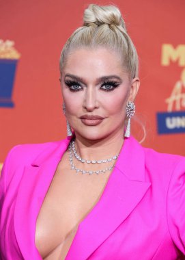 5 Haziran 'da yayınlanan bu resimde, Amerikalı şarkıcı Erika Jayne 2022 MTV Film ve TV Ödülleri' ne ulaştı: Santa Monica, Los Angeles, Kaliforniya, ABD 'deki Barker Hangar' da UNSCRIPTED. 