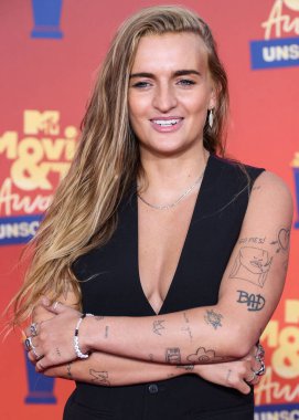 5 Haziran 'da yayınlanan bu resimde Avustralyalı şarkıcı G Flip (Georgia Claire Flipo) 2022 MTV Film ve TV Ödülleri' ne ulaşır: Santa Monica, Los Angeles, Kaliforniya 'daki The Barker Hangar' da UNSCRIPTED.