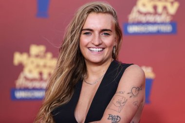 5 Haziran 'da yayınlanan bu resimde Avustralyalı şarkıcı G Flip (Georgia Claire Flipo) 2022 MTV Film ve TV Ödülleri' ne ulaşır: Santa Monica, Los Angeles, Kaliforniya 'daki The Barker Hangar' da UNSCRIPTED. 