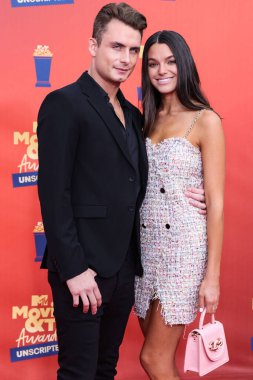 5 Haziran 'da yayınlanan bu resimde, Amerikalı televizyon karakteri James Kennedy ve kız arkadaşı Ally Lewber 2022 MTV Film ve TV Ödülleri' ne geldiler: Santa Monica, Los Angeles, Kaliforniya 'daki The Barker Hangar' da UNSCRIPTED. 