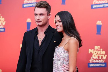 5 Haziran 'da yayınlanan bu resimde, Amerikalı televizyon karakteri James Kennedy ve kız arkadaşı Ally Lewber 2022 MTV Film ve TV Ödülleri' ne geldiler: Santa Monica, Los Angeles, Kaliforniya 'daki The Barker Hangar' da UNSCRIPTED. 