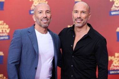 5 Haziran 'da yayınlanan bu resimde, emlakçı / ikiz kardeşler Jason Oppenheim ve Brett Oppenheim 2022 MTV Film ve TV Ödülleri' ne geldiler: UNSCRIPTED Santa Monica, Los Angeles, Kaliforniya, ABD 'deki Barker Hangarında düzenlendi.. 
