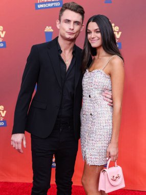 5 Haziran 'da yayınlanan bu resimde, Amerikalı televizyon karakteri James Kennedy ve kız arkadaşı Ally Lewber 2022 MTV Film ve TV Ödülleri' ne geldiler: Santa Monica, Los Angeles, Kaliforniya 'daki The Barker Hangar' da UNSCRIPTED. 