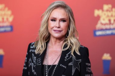 5 Haziran 'da yayınlanan bu resimde, Amerikalı moda tasarımcısı Kathy Hilton 2022 MTV Film ve TV Ödülleri' ne ulaştı: Santa Monica, Los Angeles, Kaliforniya, ABD 'deki Barker Hangar' da UNSCRIPTED.