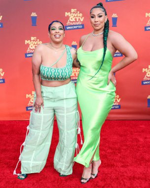 5 Haziran 'da yayınlanan bu resimde, Mandii B ve Bridget Kelly 2022 MTV Film ve TV Ödülleri' ne geldiler: Santa Monica, Los Angeles, Kaliforniya, ABD 'deki Barker Hangar' da UNSCRIPTED. 