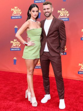 5 Haziran 'da yayınlanan bu resimde Natalie Joy ve Nick Viall 2022 MTV Film ve TV Ödülleri' ne geldiler: Santa Monica, Los Angeles, Kaliforniya, ABD 'deki Barker Hangar' da UNSCRIPTED. 