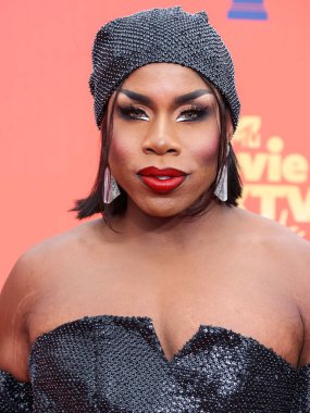 5 Haziran 'da yayınlanan bu resimde Monet X Change (Mont X Change) 2022 MTV Film ve TV Ödülleri' ne ulaşır: Santa Monica, Los Angeles, Kaliforniya 'daki The Barker Hangar' da UNSCRIPTED. 