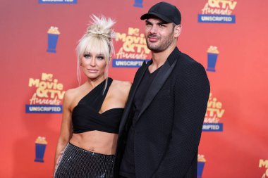 5 Haziran 'da yayınlanan bu resimde, Mary Fitzgerald ve Romain Bonnet 2022 MTV Film ve TV Ödülleri' ne geldiler: Santa Monica, Los Angeles, Kaliforniya, ABD 'deki Barker Hangar' da UNSCRIPTED. 