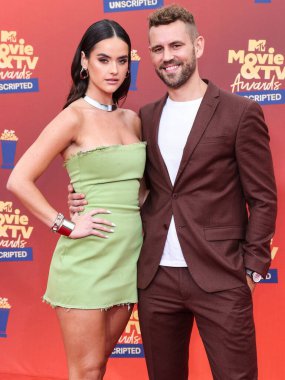 5 Haziran 'da yayınlanan bu resimde Natalie Joy ve Nick Viall 2022 MTV Film ve TV Ödülleri' ne geldiler: Santa Monica, Los Angeles, Kaliforniya, ABD 'deki Barker Hangar' da UNSCRIPTED. 