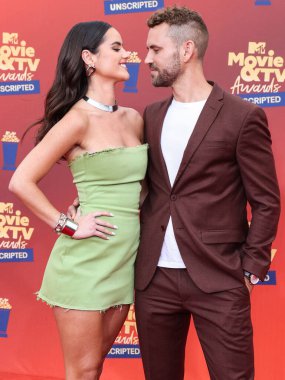 5 Haziran 'da yayınlanan bu resimde Natalie Joy ve Nick Viall 2022 MTV Film ve TV Ödülleri' ne geldiler: Santa Monica, Los Angeles, Kaliforniya, ABD 'deki Barker Hangar' da UNSCRIPTED. 