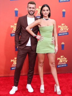 5 Haziran 'da yayınlanan bu resimde, Nick Viall ve Natalie Joy 2022 MTV Film ve TV Ödülleri' ne geldiler: Santa Monica, Los Angeles, Kaliforniya, ABD 'deki Barker Hangar' da UNSCRIPTED. 