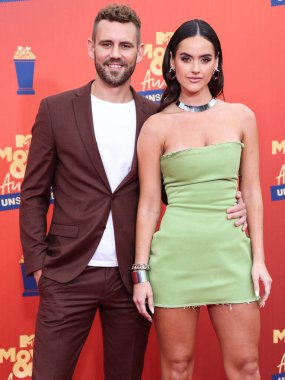 5 Haziran 'da yayınlanan bu resimde, Nick Viall ve Natalie Joy 2022 MTV Film ve TV Ödülleri' ne geldiler: Santa Monica, Los Angeles, Kaliforniya, ABD 'deki Barker Hangar' da UNSCRIPTED. 