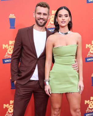 5 Haziran 'da yayınlanan bu resimde, Nick Viall ve Natalie Joy 2022 MTV Film ve TV Ödülleri' ne geldiler: Santa Monica, Los Angeles, Kaliforniya, ABD 'deki Barker Hangar' da UNSCRIPTED. 
