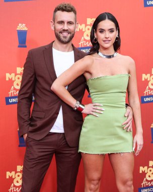 5 Haziran 'da yayınlanan bu resimde, Nick Viall ve Natalie Joy 2022 MTV Film ve TV Ödülleri' ne geldiler: Santa Monica, Los Angeles, Kaliforniya, ABD 'deki Barker Hangar' da UNSCRIPTED. 