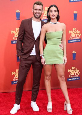 5 Haziran 'da yayınlanan bu resimde, Nick Viall ve Natalie Joy 2022 MTV Film ve TV Ödülleri' ne geldiler: Santa Monica, Los Angeles, Kaliforniya, ABD 'deki Barker Hangar' da UNSCRIPTED.
