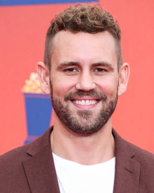 5 Haziran 'da yayınlanan bu resimde, Amerikalı aktör Nick Viall 2022 MTV Film ve TV Ödülleri' ne ulaşır: Santa Monica, Los Angeles, Kaliforniya, ABD 'deki Barker Hangar' da UNSCRIPTED. 