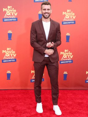 5 Haziran 'da yayınlanan bu resimde, Amerikalı aktör Nick Viall 2022 MTV Film ve TV Ödülleri' ne ulaşır: Santa Monica, Los Angeles, Kaliforniya, ABD 'deki Barker Hangar' da UNSCRIPTED. 