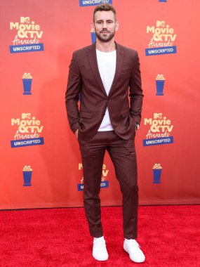 5 Haziran 'da yayınlanan bu resimde, Amerikalı aktör Nick Viall 2022 MTV Film ve TV Ödülleri' ne ulaşır: Santa Monica, Los Angeles, Kaliforniya, ABD 'deki Barker Hangar' da UNSCRIPTED. 