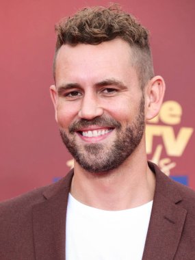 5 Haziran 'da yayınlanan bu resimde, Amerikalı aktör Nick Viall 2022 MTV Film ve TV Ödülleri' ne ulaşır: Santa Monica, Los Angeles, Kaliforniya, ABD 'deki Barker Hangar' da UNSCRIPTED. 