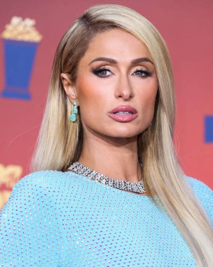 5 Haziran 'da yayınlanan bu resimde, Amerikan medya kişiliği Paris Hilton 2022 MTV Film ve TV Ödülleri' ne ulaştı: Santa Monica, Los Angeles, Kaliforniya, ABD 'deki Barker Hangar' da UNSCRIPTED. 