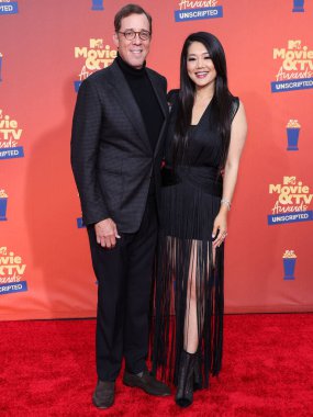 5 Haziran 'da yayınlanan bu resimde, Rob Minkoff ve eşi Crystal Kung Minkoff 2022 MTV Film ve TV Ödülleri' ne geldiler: Santa Monica, Los Angeles, Kaliforniya 'daki Barker Hangarında UNSCRIPTED düzenlendi.. 