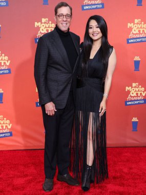 5 Haziran 'da yayınlanan bu resimde, Rob Minkoff ve eşi Crystal Kung Minkoff 2022 MTV Film ve TV Ödülleri' ne geldiler: Santa Monica, Los Angeles, Kaliforniya 'daki Barker Hangarında UNSCRIPTED düzenlendi.. 