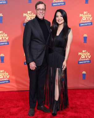 5 Haziran 'da yayınlanan bu resimde, Rob Minkoff ve eşi Crystal Kung Minkoff 2022 MTV Film ve TV Ödülleri' ne geldiler: Santa Monica, Los Angeles, Kaliforniya 'daki Barker Hangarında UNSCRIPTED düzenlendi.. 