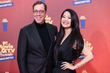 5 Haziran 'da yayınlanan bu resimde, Rob Minkoff ve eşi Crystal Kung Minkoff 2022 MTV Film ve TV Ödülleri' ne geldiler: Santa Monica, Los Angeles, Kaliforniya 'daki Barker Hangarında UNSCRIPTED düzenlendi.. 