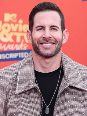 5 Haziran 'da yayınlanan bu resimde, Amerikan televizyon kişisi Tarek El Moussa 2022 MTV Film ve TV Ödülleri' ne ulaşır: Santa Monica, Los Angeles, Kaliforniya 'daki Barker Hangar' da UNSCRIPTED. 